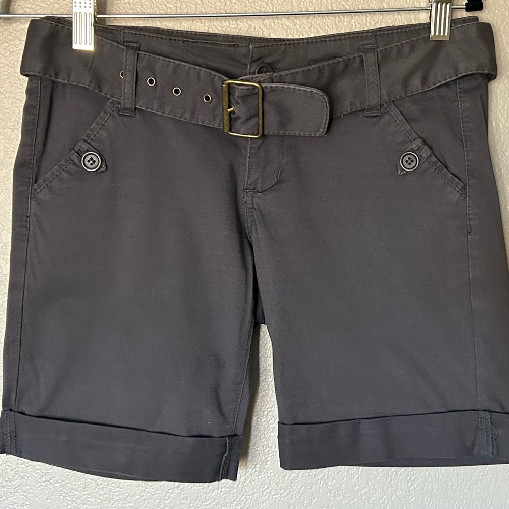 BCBG Y2K Navy Blue Belted Bermuda Chino Shorts Stretchy Fitted Preppy Sz 2